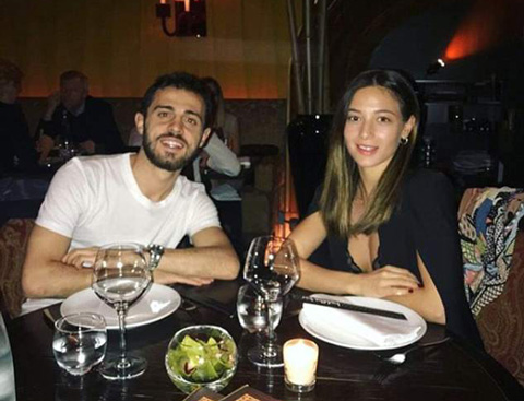 Bernardo cùng vợ tới nhà hàng mừng ngày Quốc tế lao động
