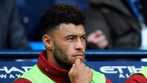 pSau Oxlade-Chamberlain cũng vừa chấn thương và không kịp bình phục đến Nga mùa Hè này