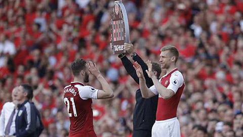 Mertesacker tri ân NHM Arsenal ở trận cuối trên sân Emirates