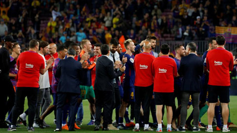 Bị Real từ chối, Barca đưa nhân viên xếp hàng vinh danh
