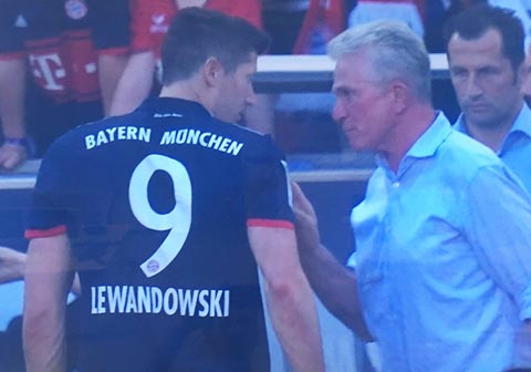 Lewandowski đã phản ứng ra mặt khi bị HLV Heynckes thay ra ở trận gặp Cologne cuối tuần qua
