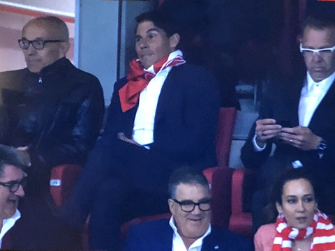 Nadal quấn trên cổ chiếc áo của Atletico