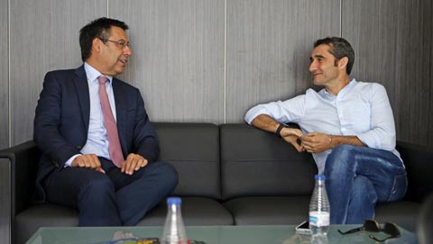 Chủ tịch Bartomeu (trái) vẫn đang tin tưởng vào HLV Valverde