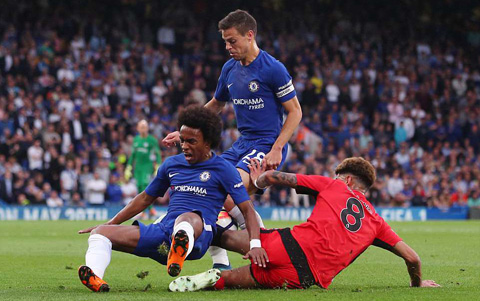 Chelsea thất thế trong cuộc đua vào Top 4 sau trận hòa Huddersfield