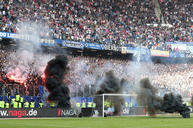 Sân Volksparkstadion chìm trong khói lửa do chính CĐV nhà ném xuống