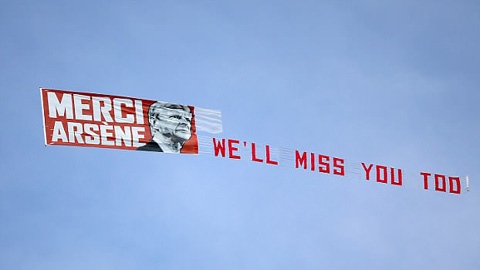 Wenger chia sẻ hài hước về băng rôn tạm biệt
