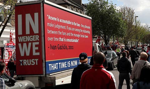 Fan Arsenal từng thuê cả xe tải  mang thông điệp phản đối Wenger