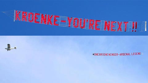 Thông điệp tri ân Wenger và tẩy chay Kroenke trên bầu trời trận Huddersfield – Arsenal