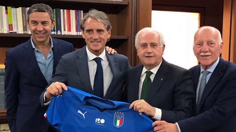 Mancini (thứ hai từ trái qua) vừa ký hợp đồng 2 năm với LĐBĐ Italia