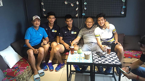 HLV Park Hang Seo dân dã ngồi café với học trò ở U23 Việt Nam