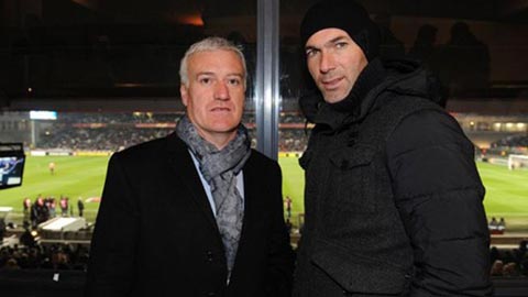 Zidane (phải) được NHM Pháp rất ủng hộ lên thay thế Deschamps dẫn dắt Les Blues