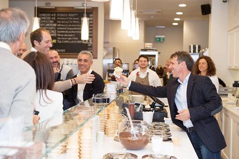 Gianfranco Zola đã trở thành ông chủ cửa hàng kem