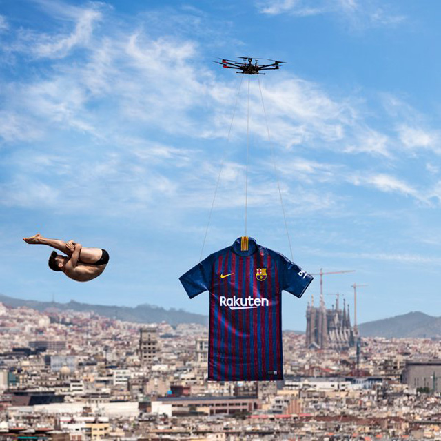 Barca dùng máy bay không người lái ra mắt áo đấu mới