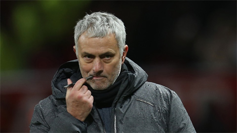 HLV Mourinho bất lực khi bị fan Chelsea tẩy chay
