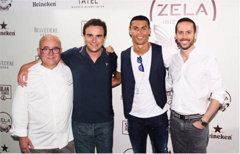 Ronaldo gặp mặt triệu phú Abel Matutes Prats (thứ 2 từ trái sang)