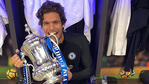 Cầu thủ Chelsea ăn mừng vô địch FA Cup trong phòng thay đồ