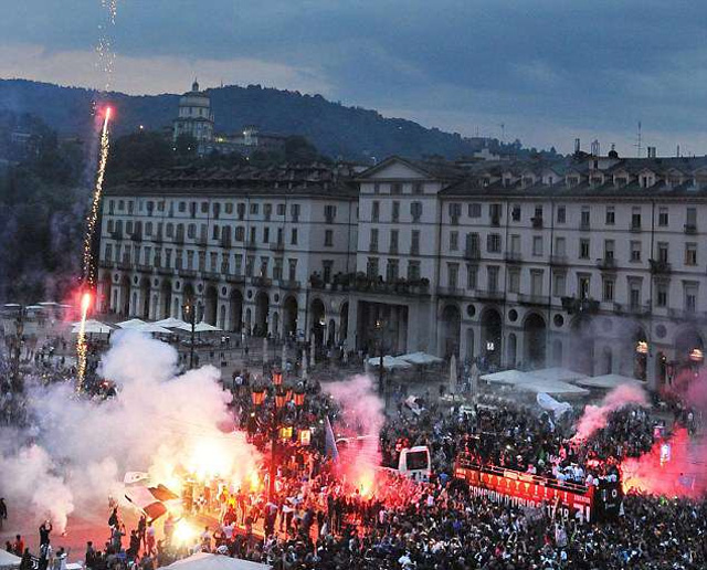 Pháo sáng đã được đốt trong ngày vui của Juve