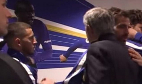 Mourinho và Hazard phớt lờ nhau