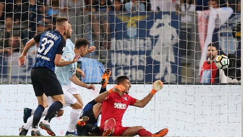 Lazio sụp đổ vì thủ kém