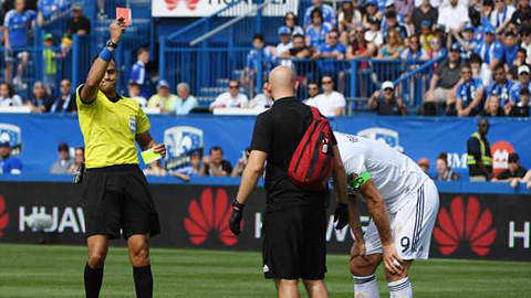 Ibrahimovic bị đuổi khỏi sân vì hành hung đối thủ