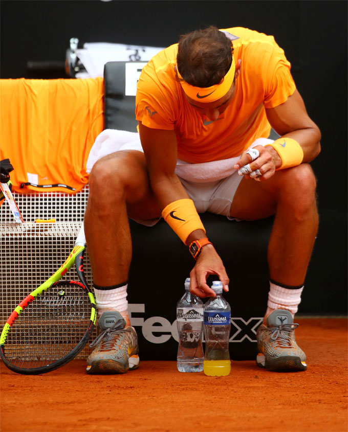 Nadal xếp chai nước ở Rome Masters 2018: Thói quen khó bỏ