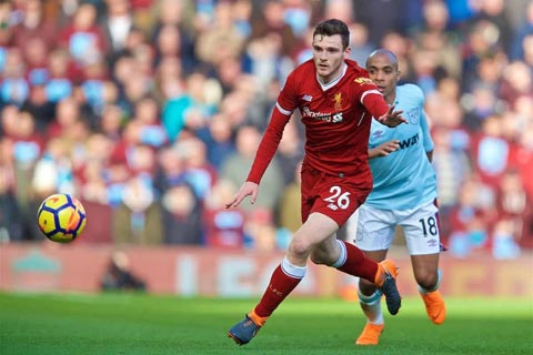 Robertson (trước) là phát hiện của Liverpool ở mùa giải này