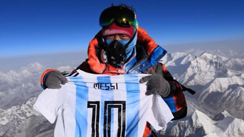 Áo số 10 của Messi lên đỉnh Everest