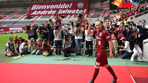 Iniesta ra mắt trước hàng ngàn CĐV Vissel Kobe