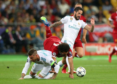 Ramos và Salah va chạm dẫn đến việc cầu thủ người Ai Cập chấn thương