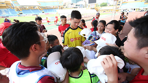 Trung vệ Duy Mạnh cùng hai đồng đội là Quang Hải và Đình Trọng đã có buổi giao lưu đầy ý nghĩa với 100 trẻ em nhỏ tại Hà Nội 