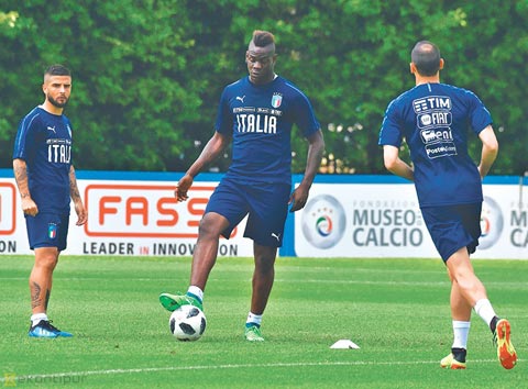 Balotelli (giữa) chỉ đứng sau Bonucci trong thứ tự ưu tiên đeo băng thủ quân ĐT Italia