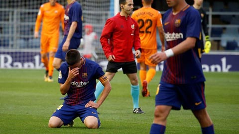 Các cầu thủ Barca B buồn bã rời sân sau trận hòa Albacete, trận đấu khiến họ phải xuống chơi tại giải hạng Ba Tây Ban Nha