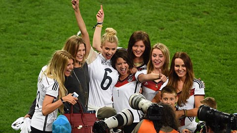 pHLV Joachim Loew tuyên bố cấm WAGs đến gần các tuyển thủ Đức trong thời gian World Cup diễn ra