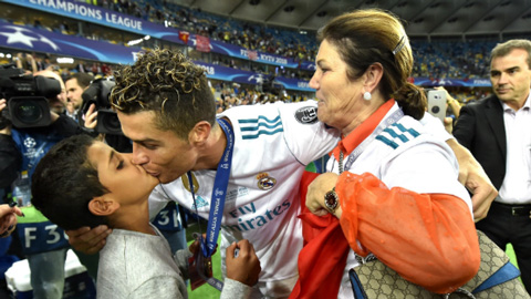 Mẹ Ronaldo muốn con trai về M.U nếu rời Real