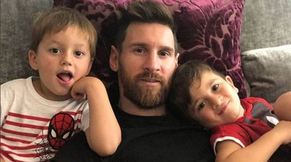 Lionel Messi hay khoe ảnh 2 cậu con trai đầu Thiago (2012) và Mateo ( 2015). Trong khi đấy, cậu út Ciro (2018) không mấy khi được ông bố và mẹ khoe trên mạng xã hội