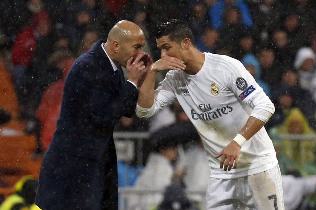 Zidane trao đổi với siêu sao Cristiano Ronaldo trong 1 trận đấu ở Champions League 2016