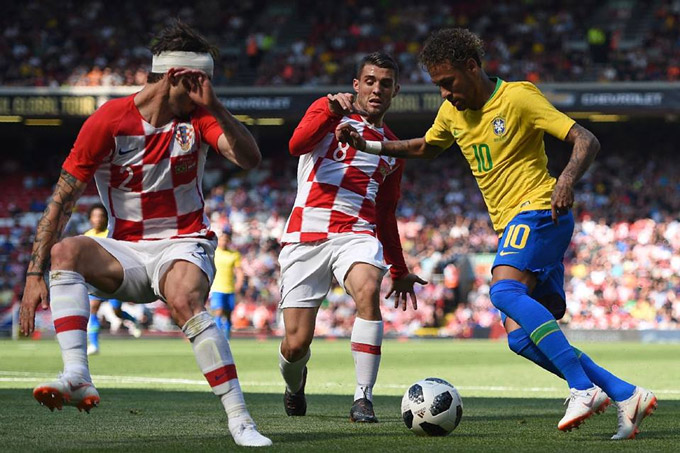 Neymar nhảy múa giữa hàng phòng ngự Croatia