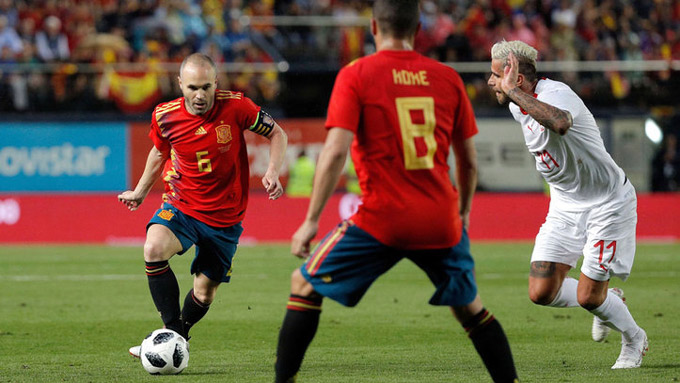 Tây Ban Nha luôn biết cách dẫn dụ đối phương bằng lối đá ban bật ma mị