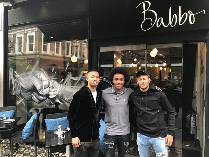 Neymar, Gabriel Jesus và Willian trước cửa nhà hàng Babbo