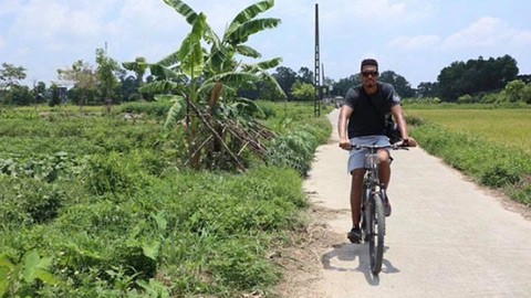 Smalling đạp xe hàng chục cây số, uống nước mía ở ngoại thành Hà Nội