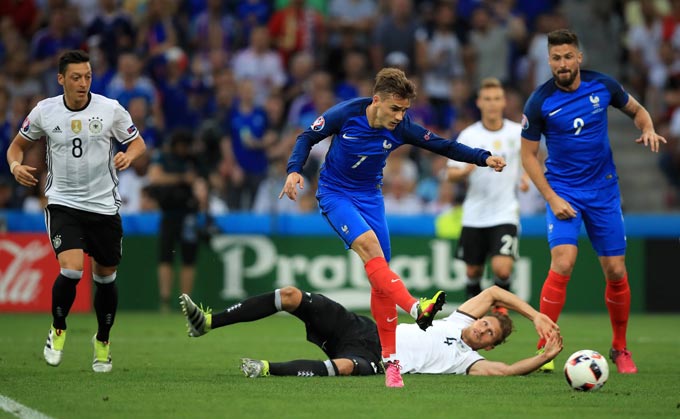 Nếu vô địch World Cup 2018, Pháp hay Đức (áo sáng) sẽ nhận 38 triệu USD