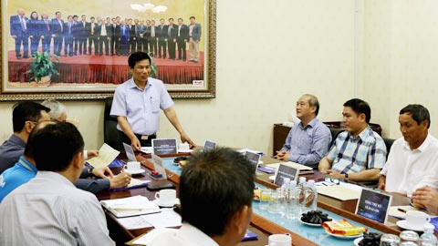 Bộ trưởng Nguyễn Ngọc Thiện làm việc với VFF và HLV trưởng các ĐTQG
