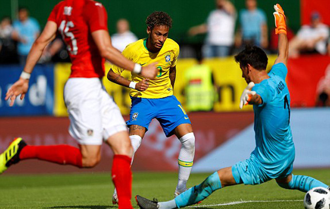 Neymar dứt điểm qua háng thủ môn đối phương