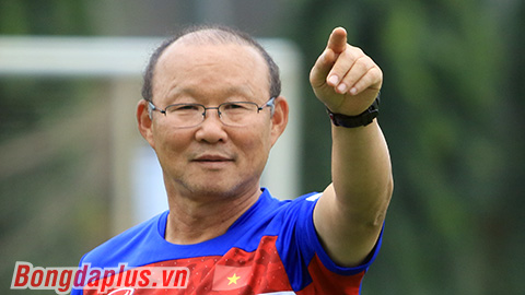 Thầy trò Park Hang Seo nhận 'quà' đặc biệt từ Hàn Quốc và Qatar
