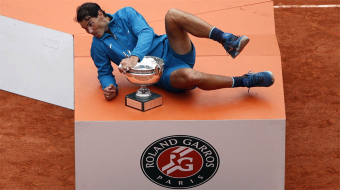 Nadal 'phả hơi nóng' vào gáy Federer trên đường đua
