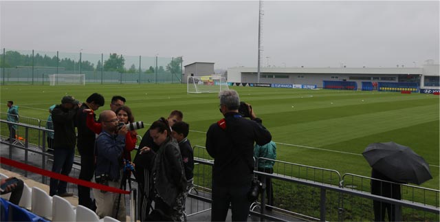 Các phóng viên tề tựu ở sân tập Glebovets, nơi ĐT Pháp có buổi tập mở duy nhất tại VCK World Cup  Ảnh: HUY HIẾU