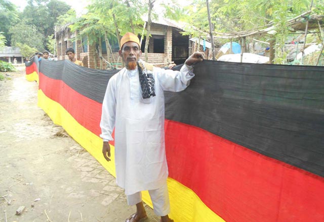 Fan tại Bangladesh làm “dòng sông cờ” cổ vũ Đức