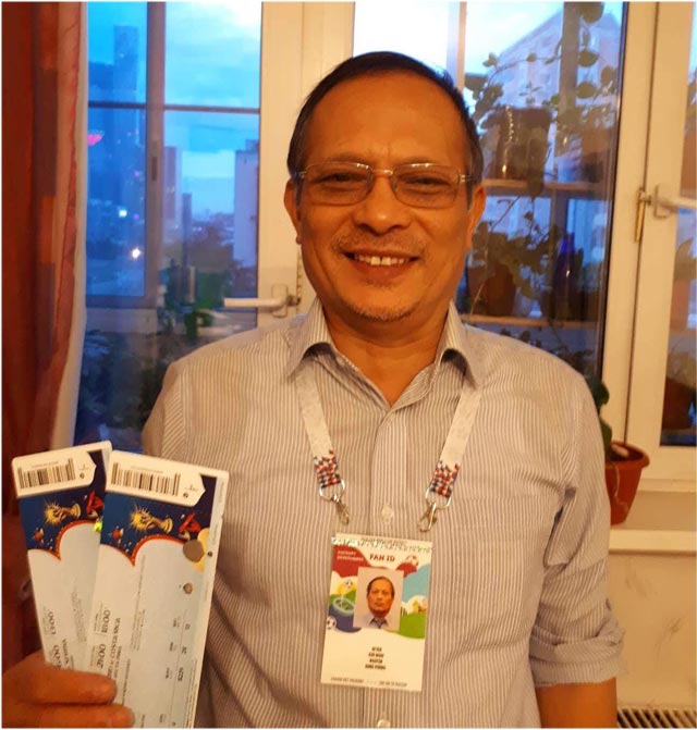 Ông Hùng Phong với 2 tấm vé xem trận Costa Rica