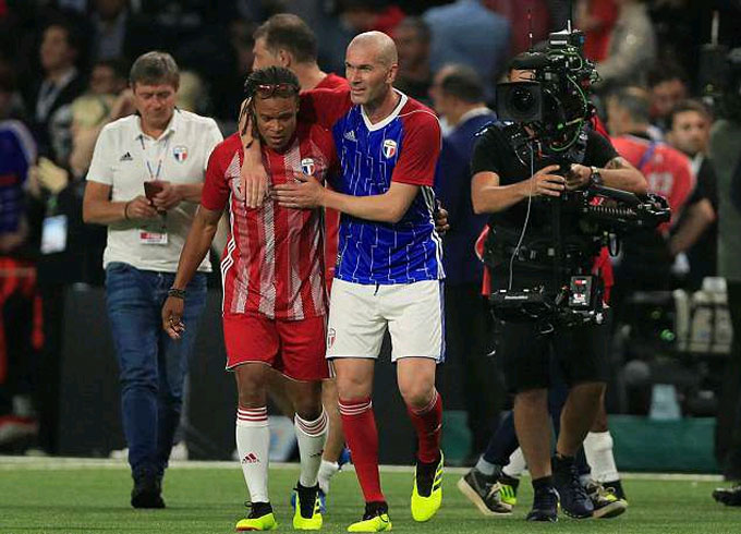 Zidane tay bắt mặt mừng với Davids