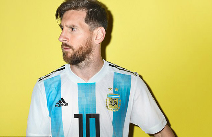 Gương mặt đầy lo âu của Lionel Messi trong buổi chụp hình vừa qua. Siêu sao thuộc biên chế Barcelona nghiêm túc nhất so với các cầu thủ đồng hương Argentina